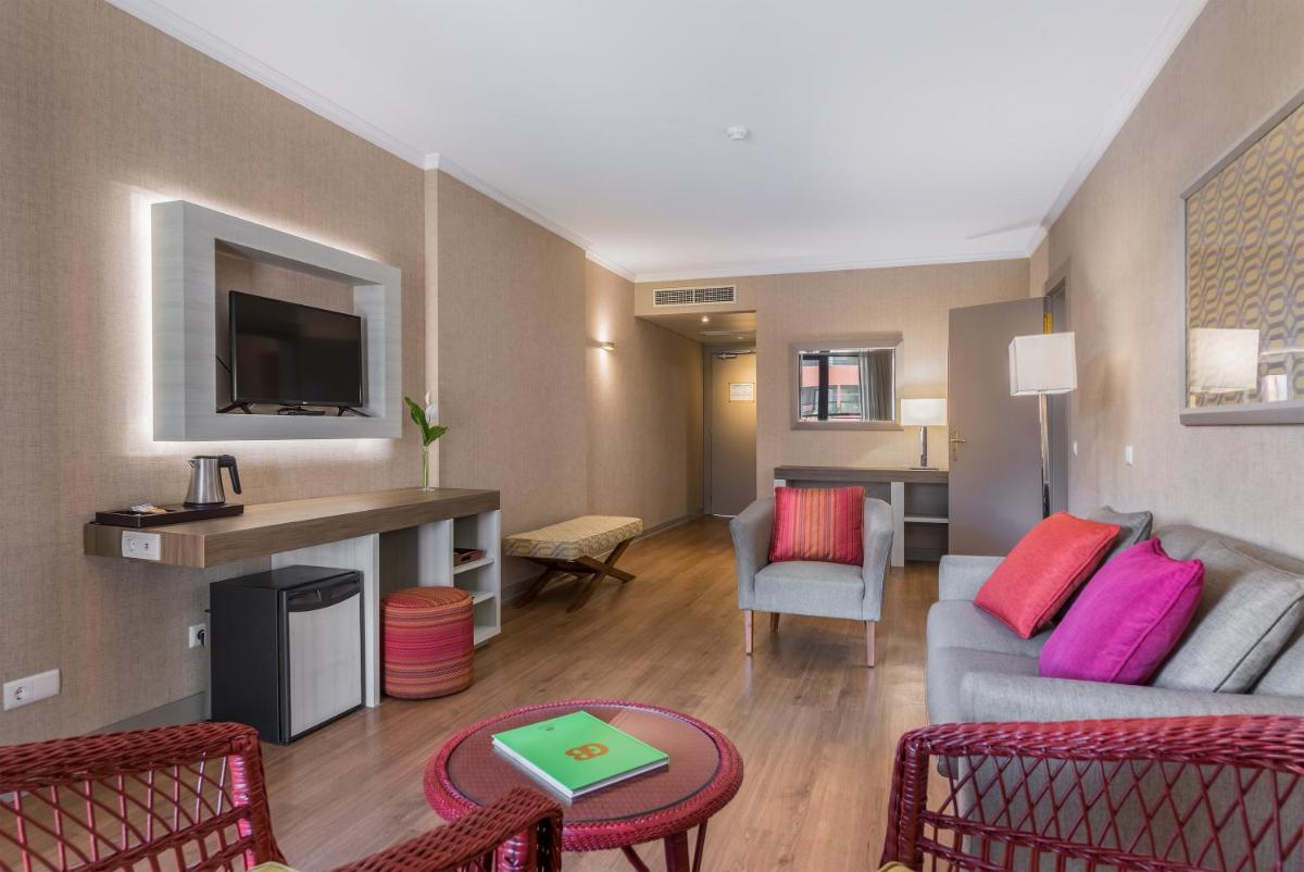 Uma televisão e/ou sistema de entretenimento em Enotel Lido - All Inclusive