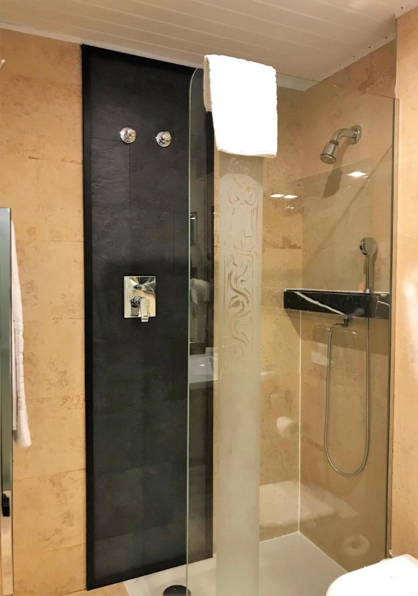 Un baño de Hotel Fruela