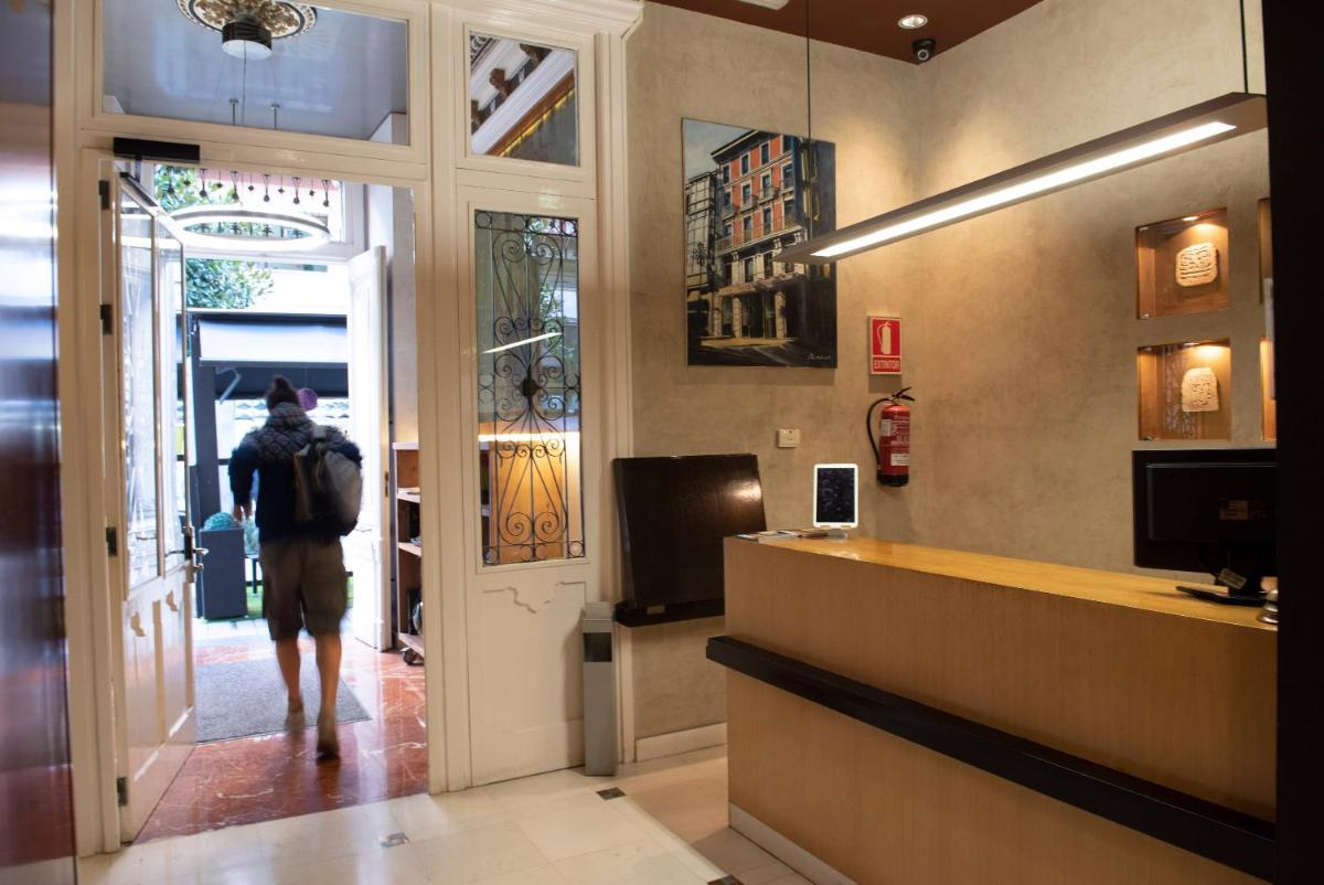 un hombre entrando en un bar en un restaurante en Hotel Fruela, en Oviedo 80 fotos más