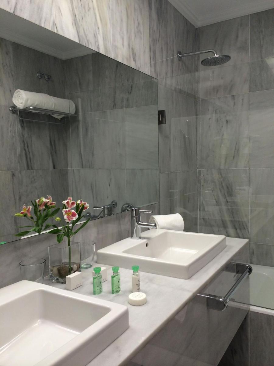 Un baño de Hotel Rector