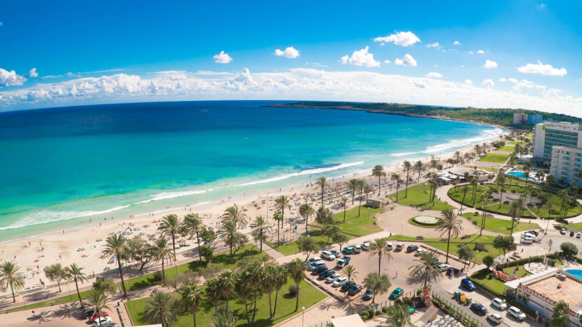 una vista aérea de una playa y el océano en CM Castell de Mar, en Cala Millor