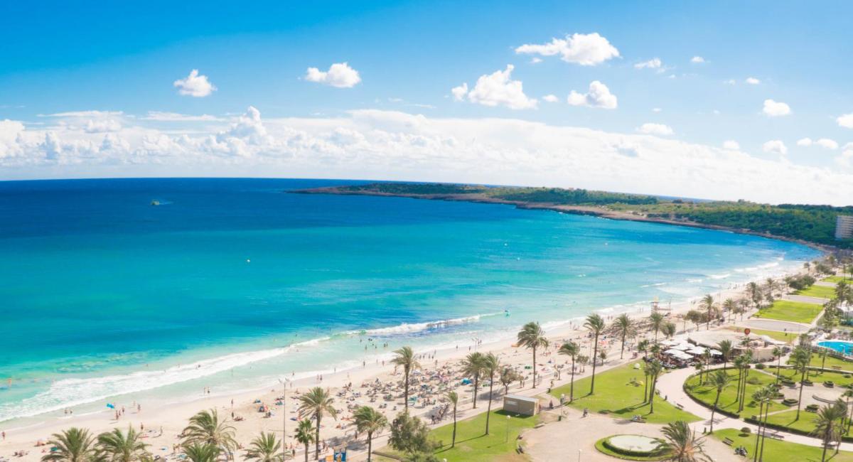 una vista aérea de una playa y el océano en CM Playa del Moro, en Cala Millor