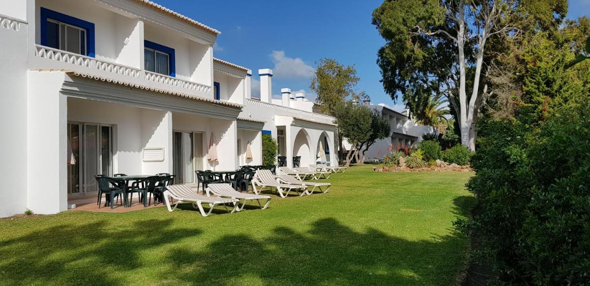 uma fila de cadeiras e mesas num quintal em Pestana Palm Gardens em Carvoeiro