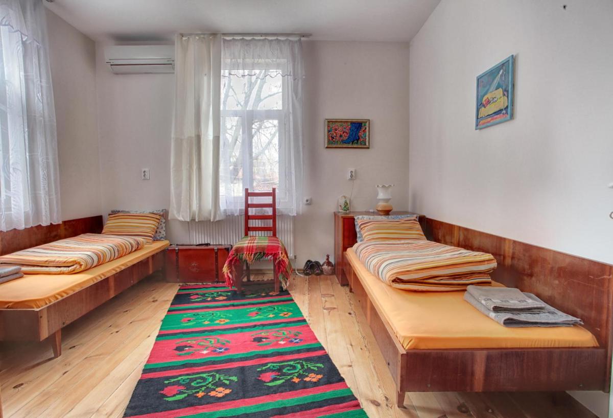 Retro & Friendly Old Town House with a Garden - Housity