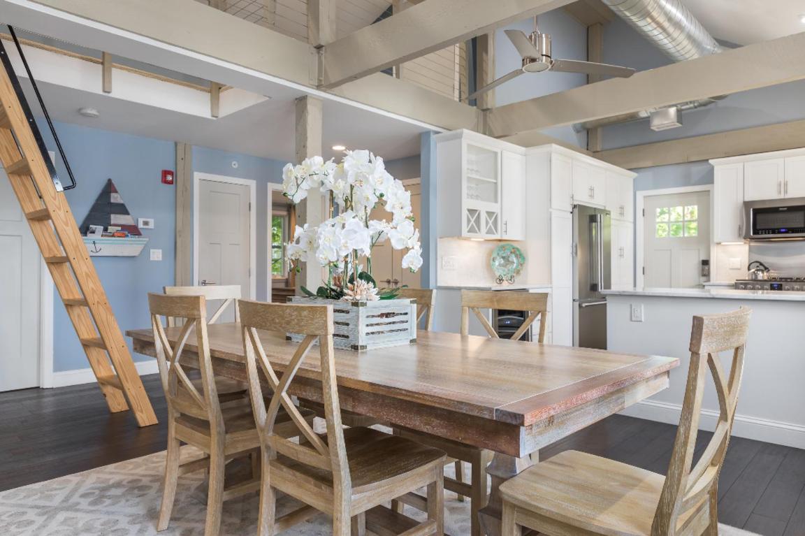 Luxury Marblehead Condo - Housity
