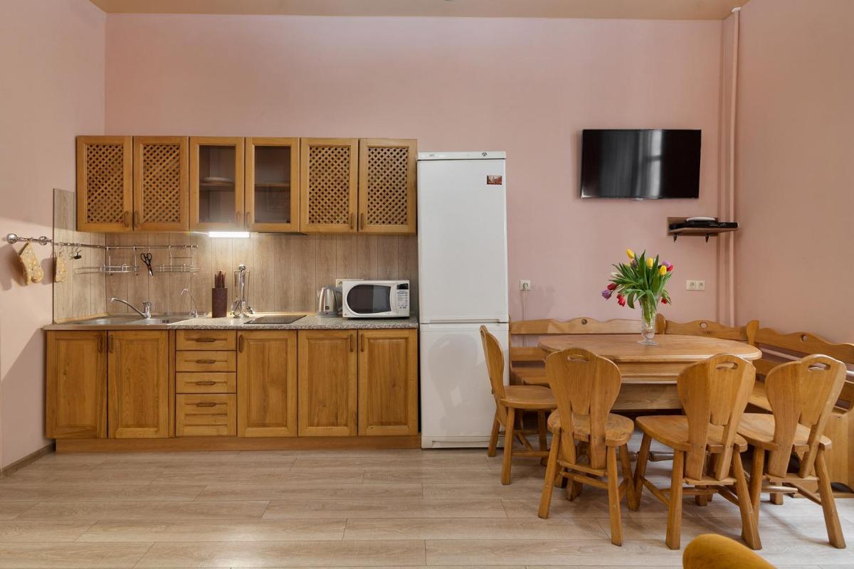 FRIENDS HOUSE on SQUARE RYNOK - Housity