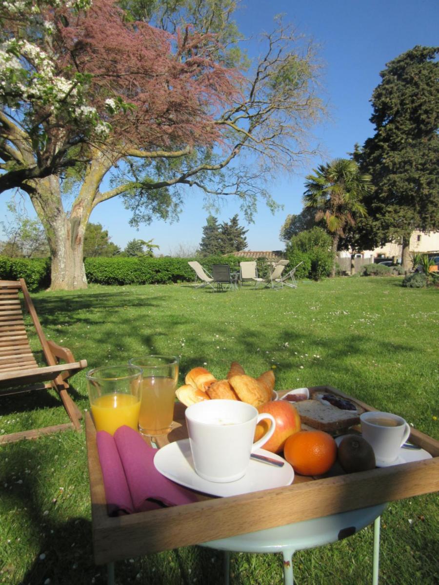 un plateau de petits-déjeuners et de boissons sur une table dans l'établissement Logis Hôtel Château De Palaja, à Carcassonne