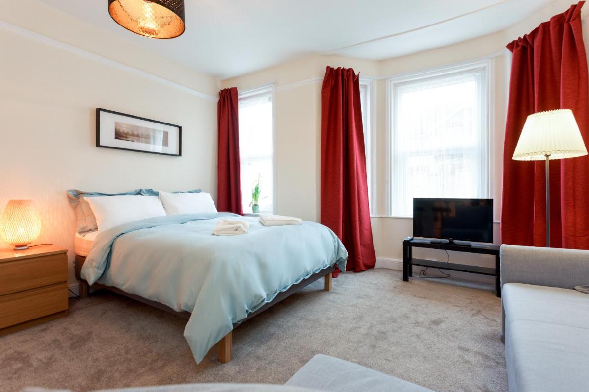 Stylish Town Centre Apartment Close to Beach and Shops - Housity