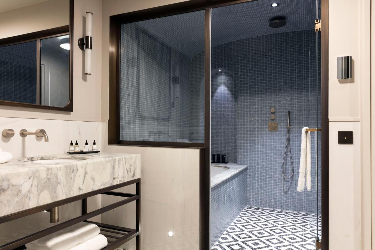 Salle de bains dans l'établissement Les Jardins du Faubourg Hotel & Spa by Shiseido