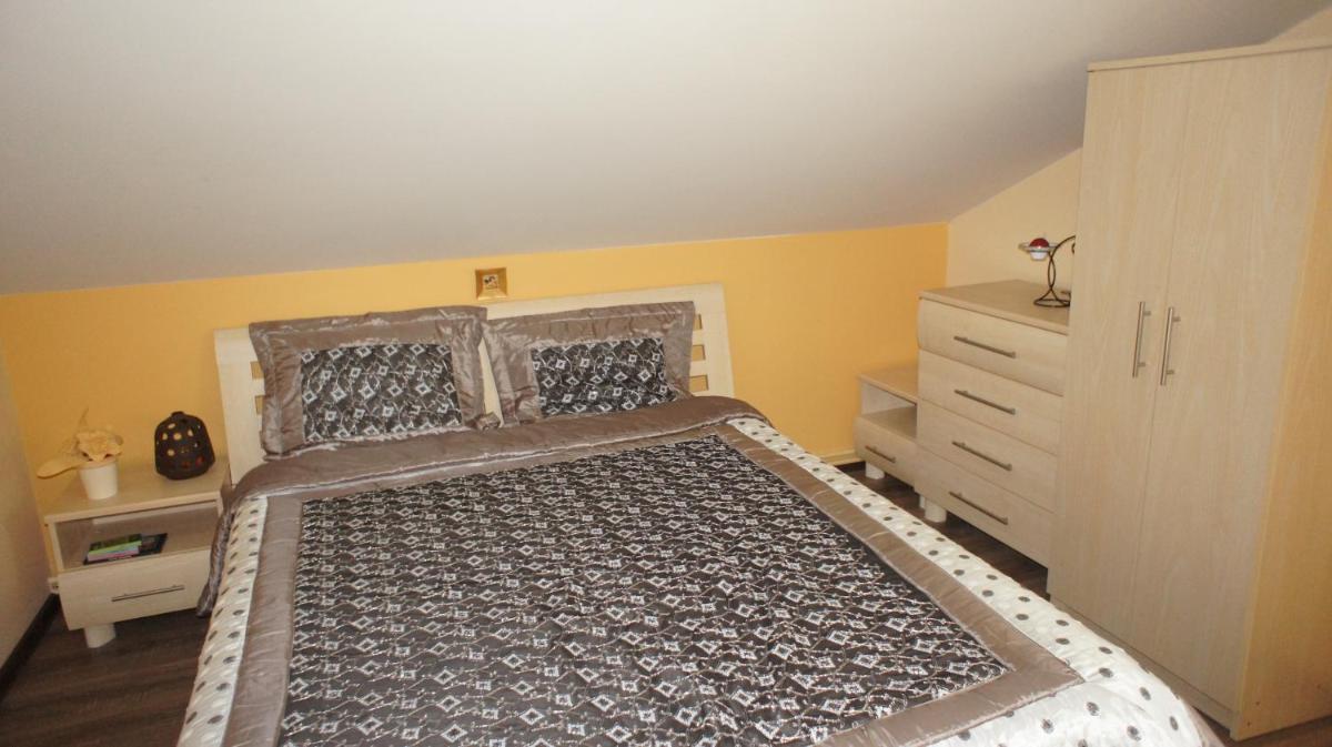 W cieniu sosen - Housity