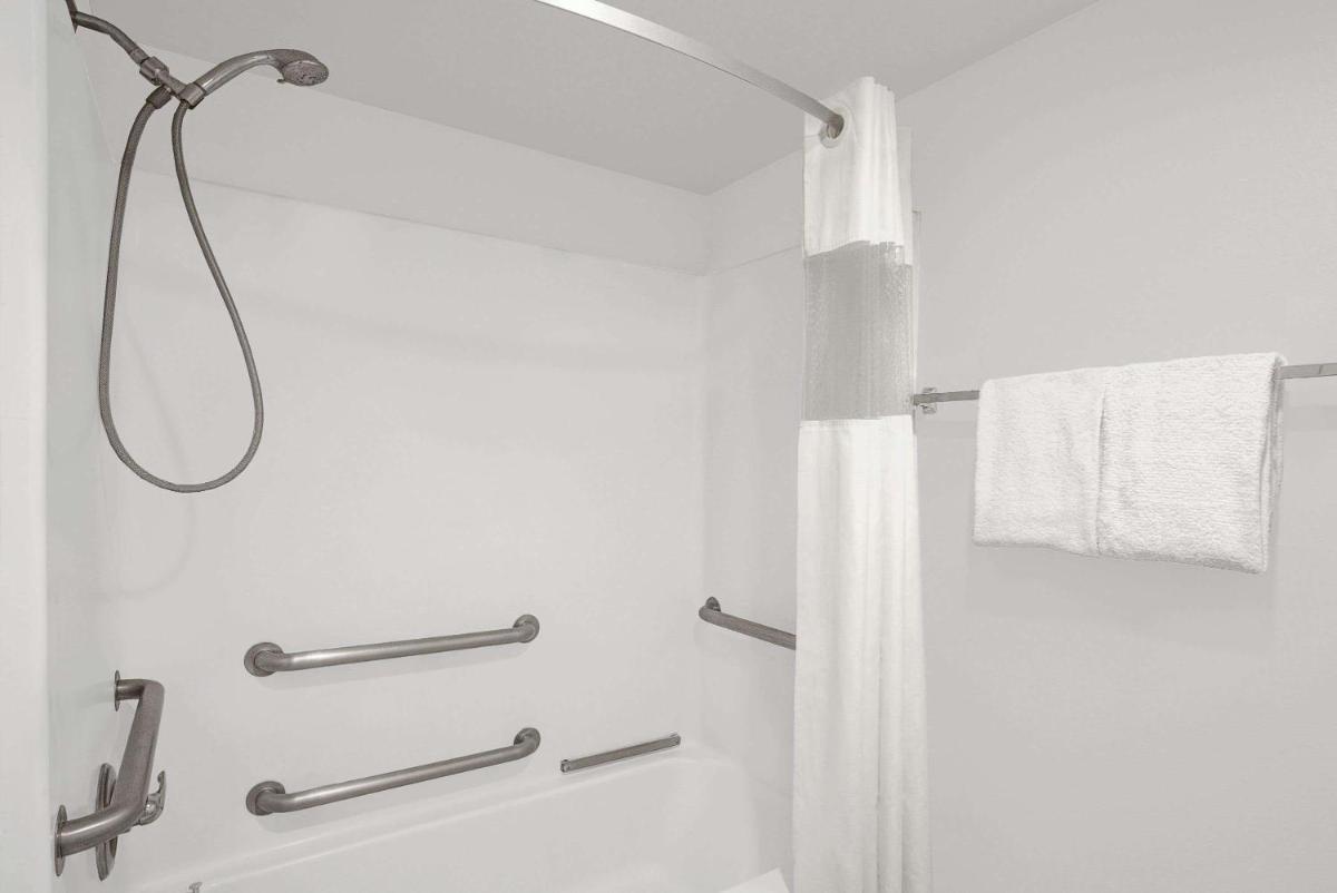 Travelodge by Wyndham Cedar City - Housity