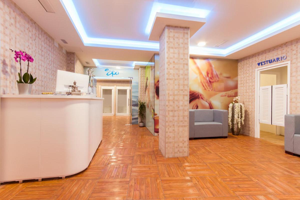 un vestíbulo de una clínica con un pilar y un mostrador en Hotel El Tajo & SPA, en Ronda