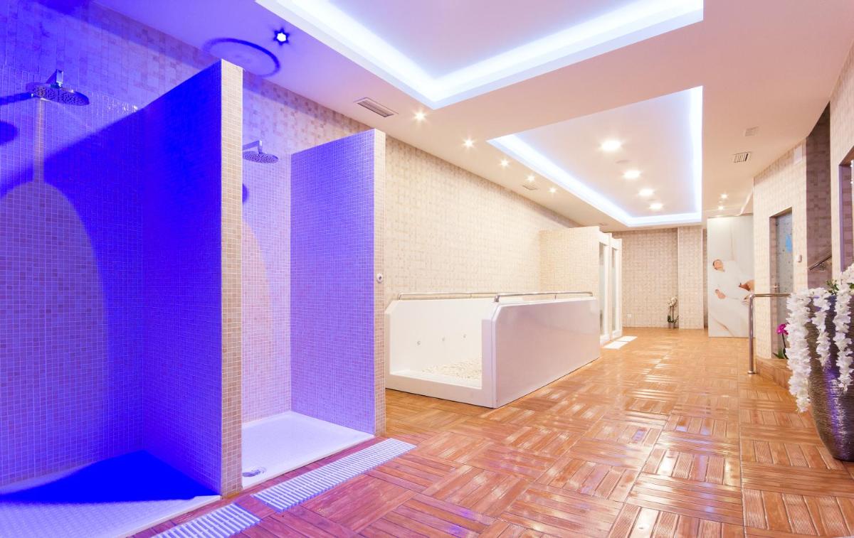 y baño con azulejos morados en las paredes. en Hotel El Tajo & SPA, en Ronda