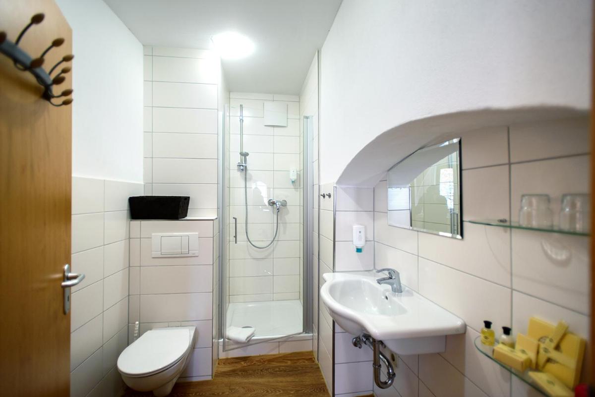 Zum Handtuch - Housity
