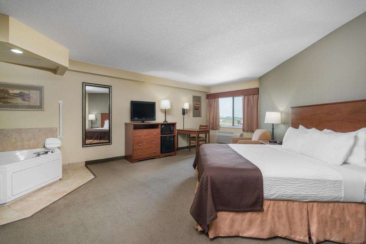 AmericInn by Wyndham Newton - Housity