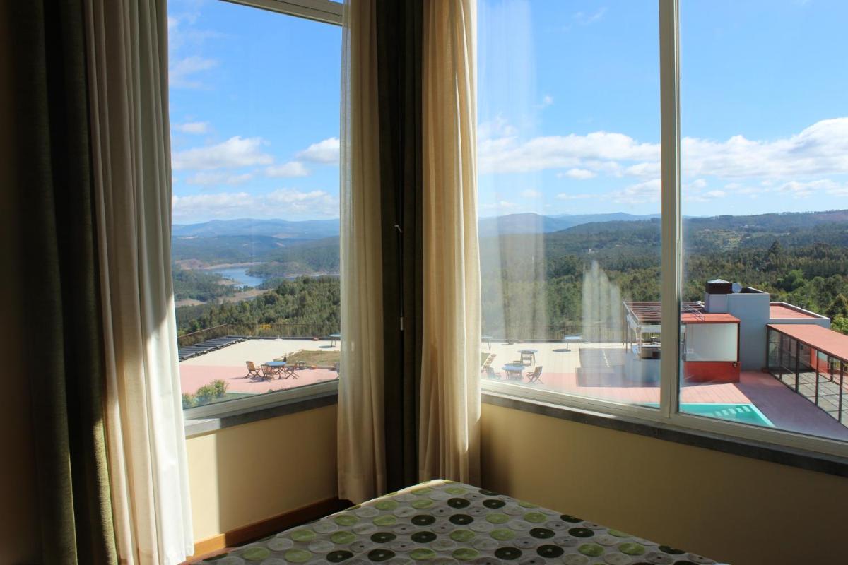 Uma vista geral da montanha ou uma vista da montanha a partir do hotel
