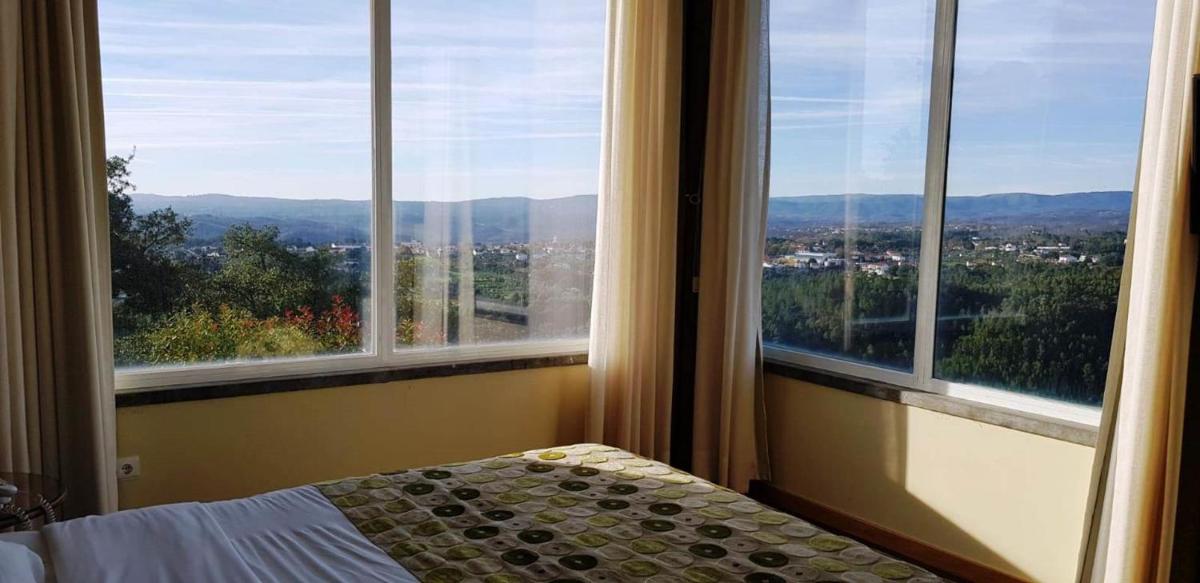 Uma vista geral da montanha ou uma vista da montanha a partir do hotel