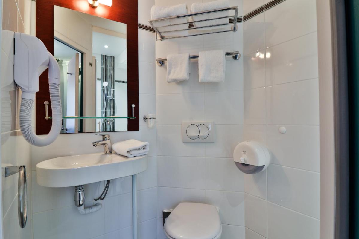 Salle de bains dans l'établissement Hotel SPA Plage St Jean