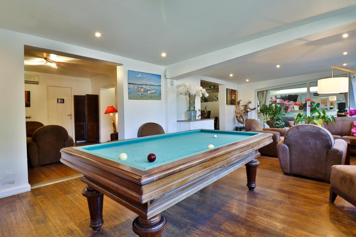 - un billard au milieu d'un salon dans l'établissement Hotel SPA Plage St Jean, à La Ciotat
