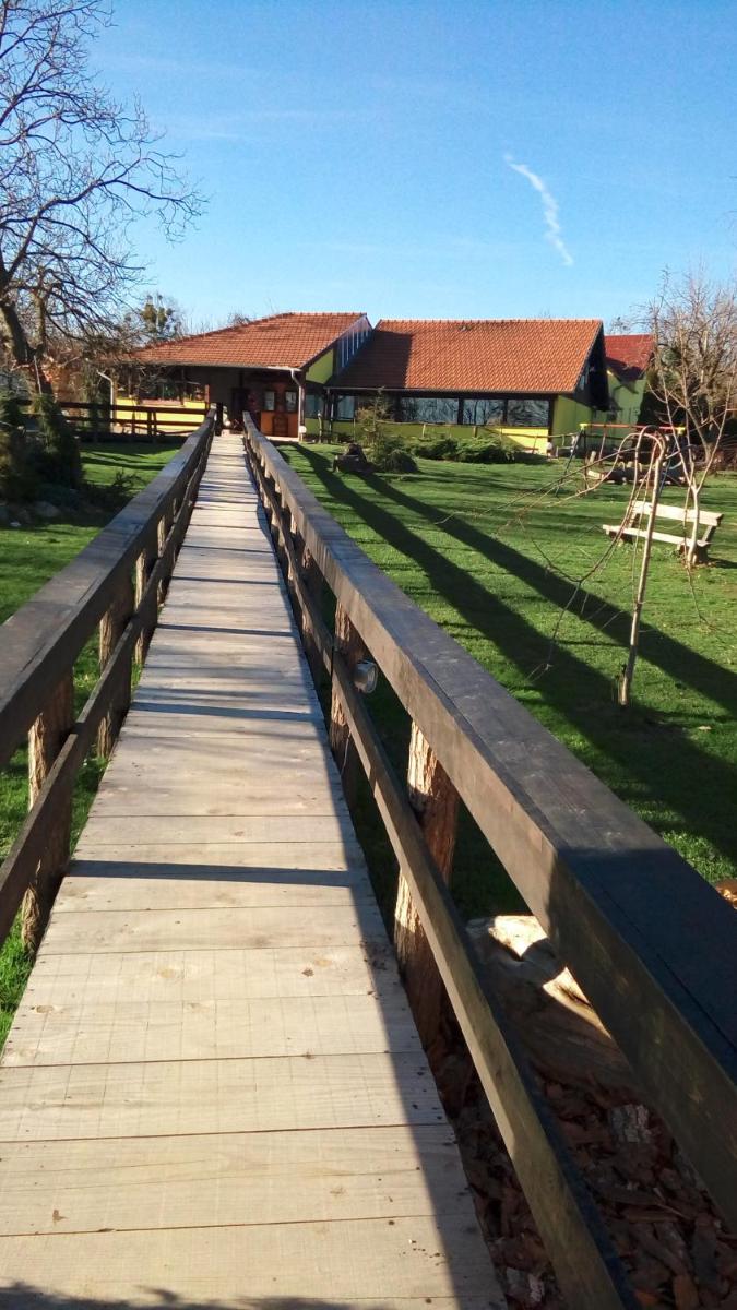 Seljačko domaćinstvo, Izletište jastrebov vrh - Housity