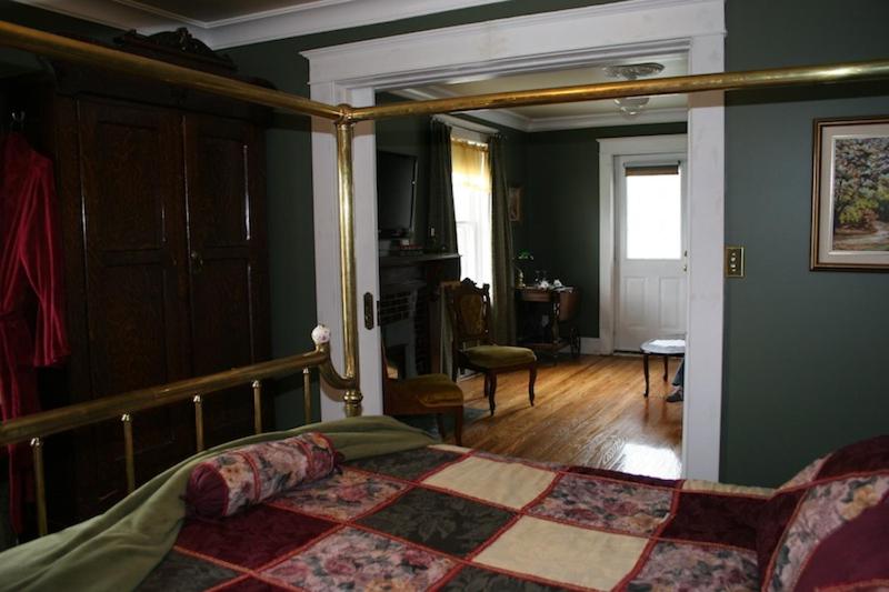 Wakamow Heights Bed and Breakfast - Housity