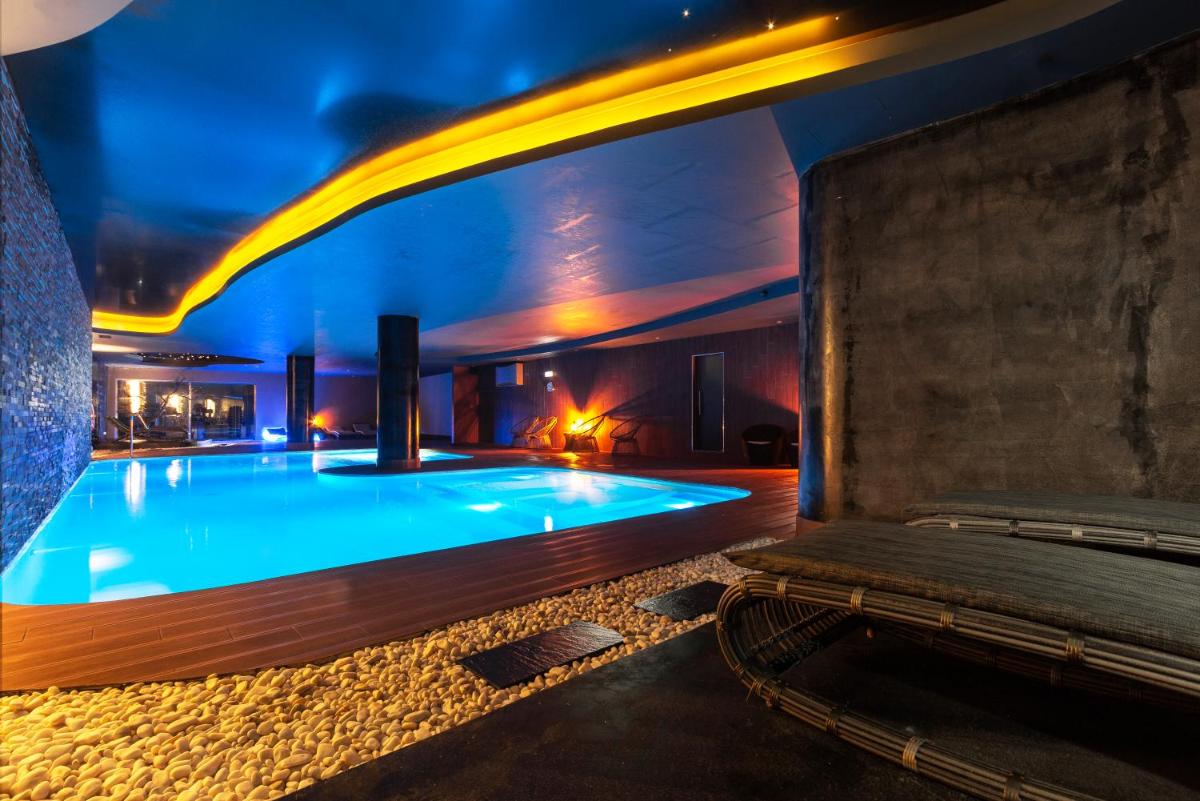 uma grande piscina em um prédio com piscina em Lisotel - Hotel & Spa em Leiria
