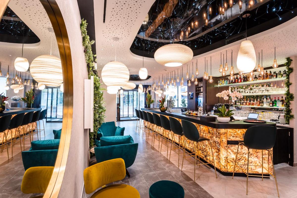 Salon ou bar de l'établissement voco Strasbourg Centre - The Garden by IHG