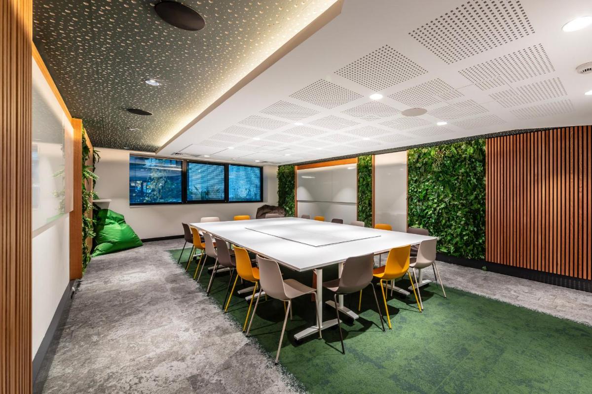 Espace de conférence ou salle de réunion dans l'établissement voco Strasbourg Centre - The Garden by IHG