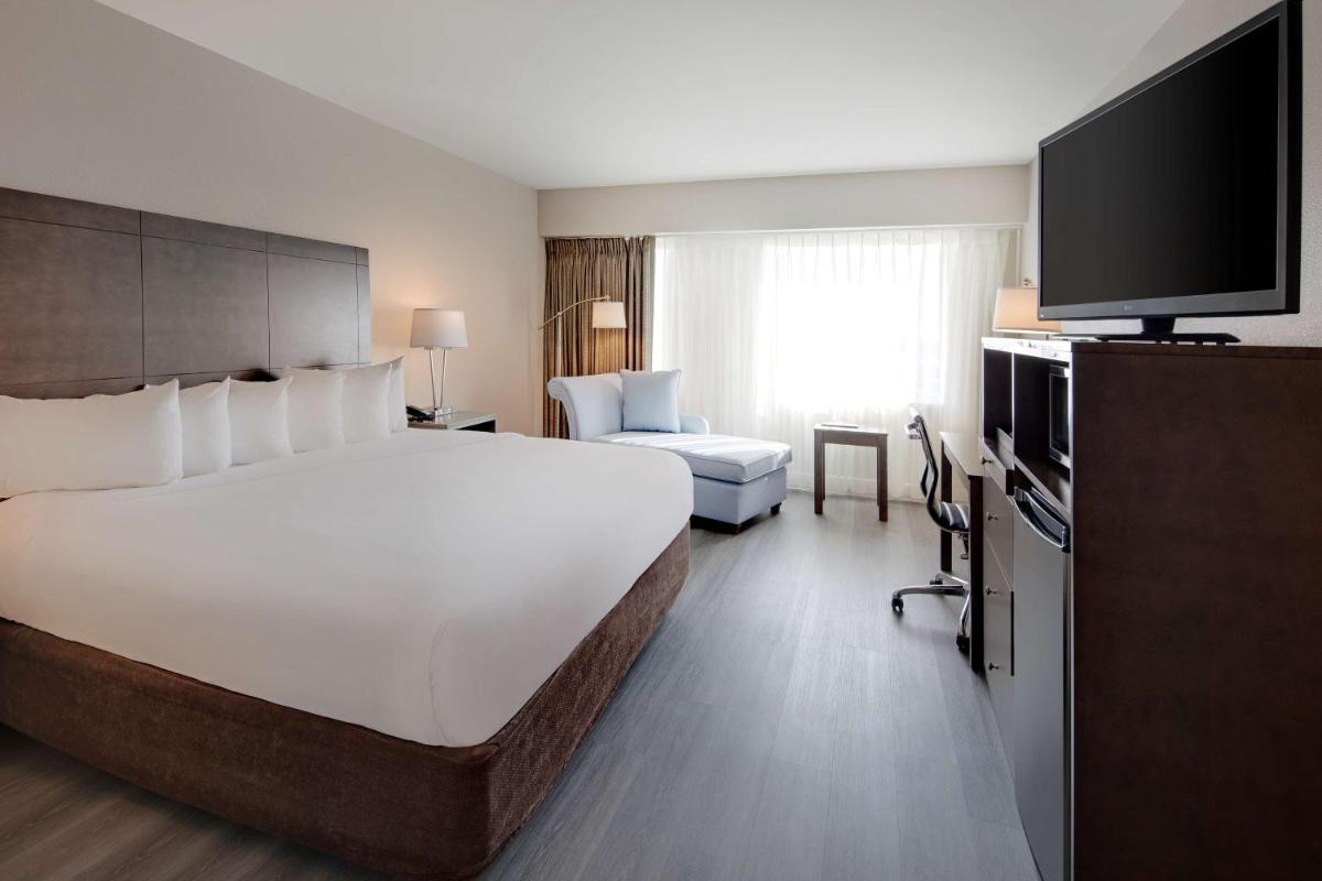 The Florida Hotel & Conference Center in the Florida Mall - Housity