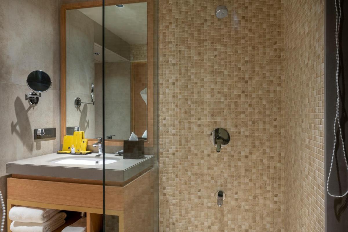 a bathroom with a sink and a mirror at Modi Yoga Retreat Rishikesh in Rishīkesh