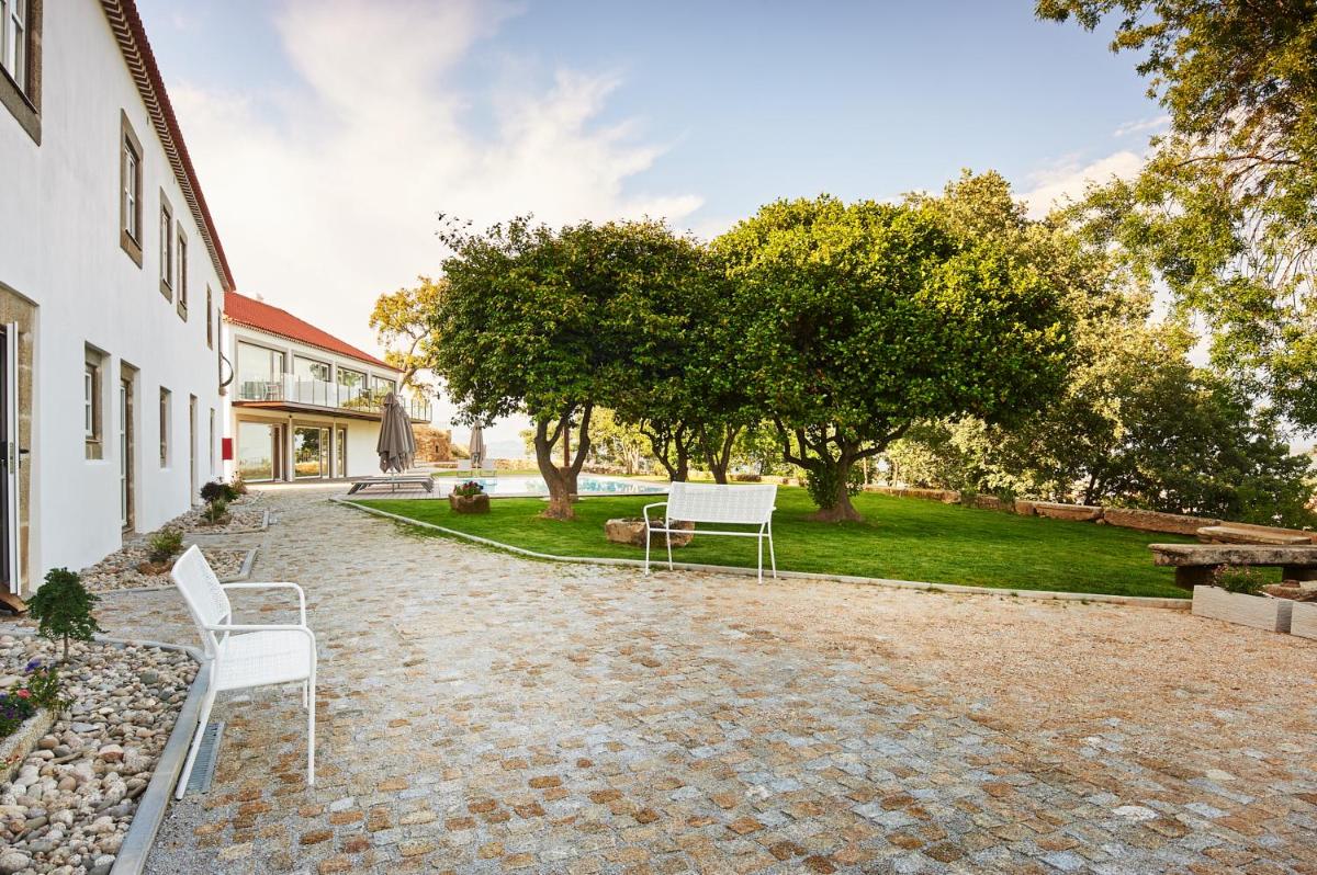 Um jardim no exterior de Convento do Seixo Boutique Hotel & Spa