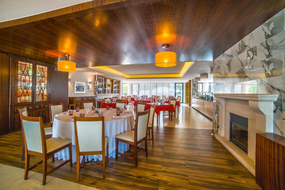 Um restaurante ou outro lugar para comer em Vila Petra