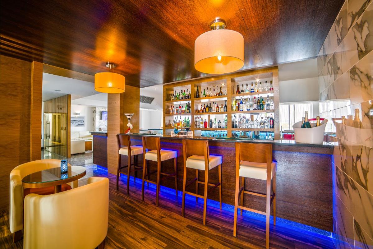 A área de bar ou lounge em Vila Petra