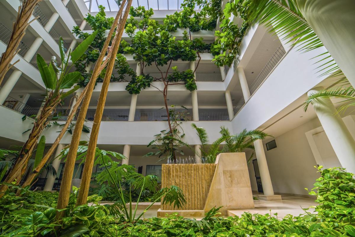 Um jardim no exterior de Vila Petra
