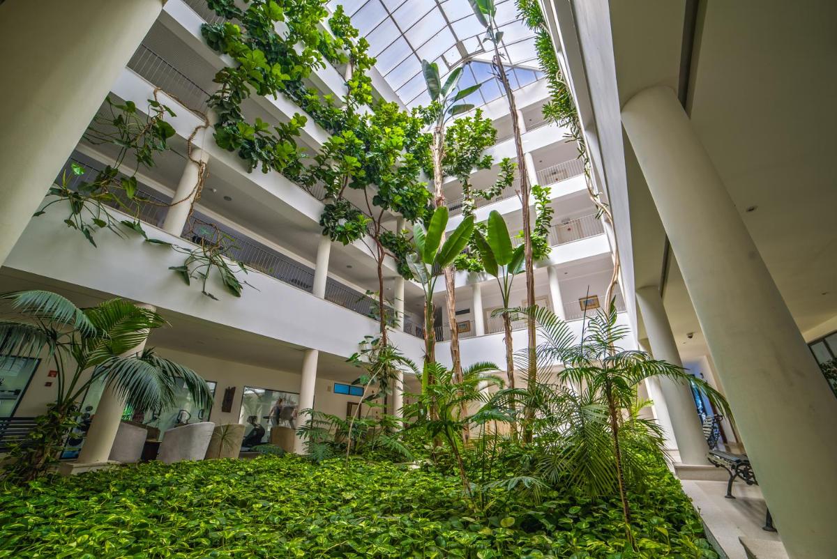 Um jardim no exterior de Vila Petra