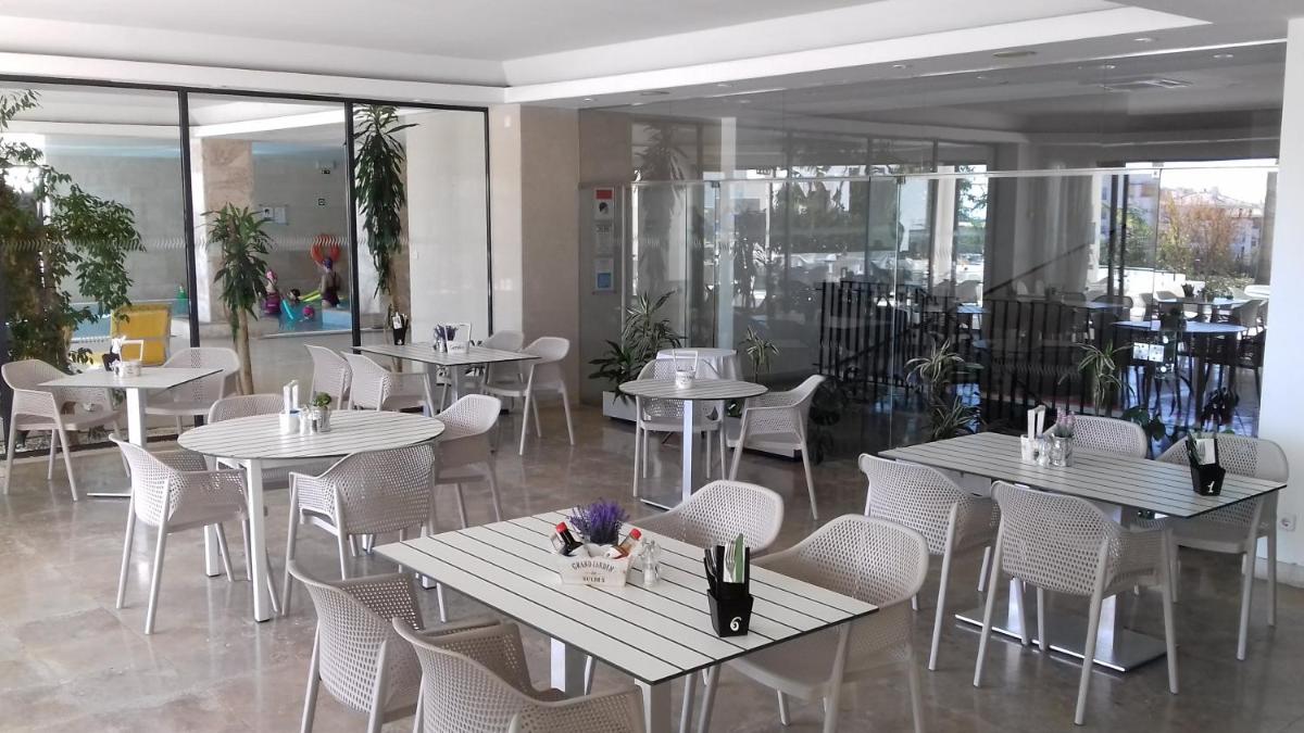 Um restaurante ou outro lugar para comer em Vila Petra