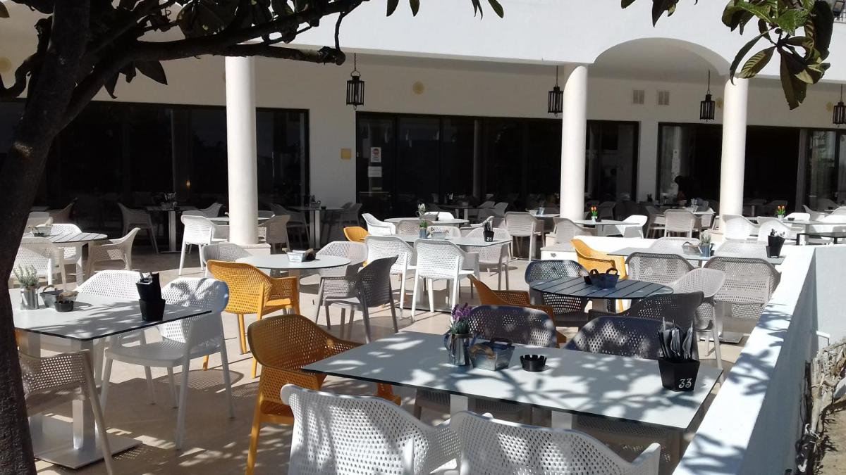 Um restaurante ou outro lugar para comer em Vila Petra
