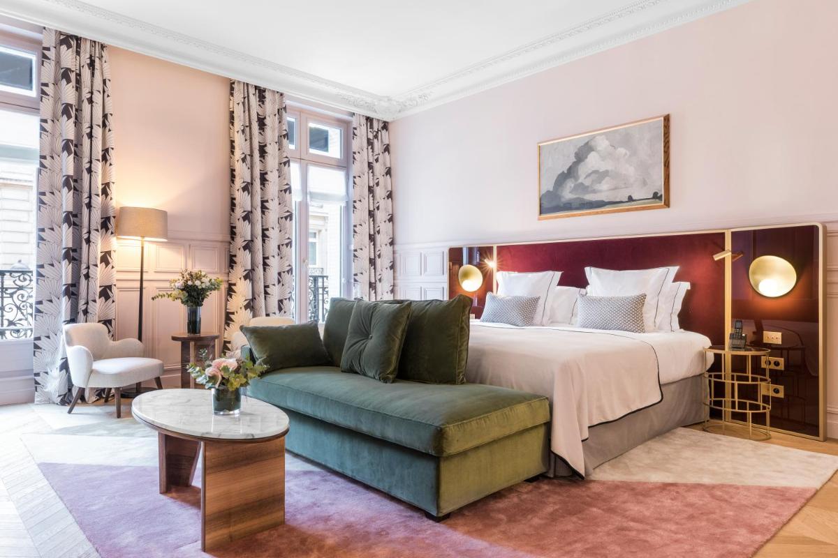 une chambre d'hôtel avec un lit et un canapé dans l'établissement Grand Powers Hotel, à Paris 62 autres photos