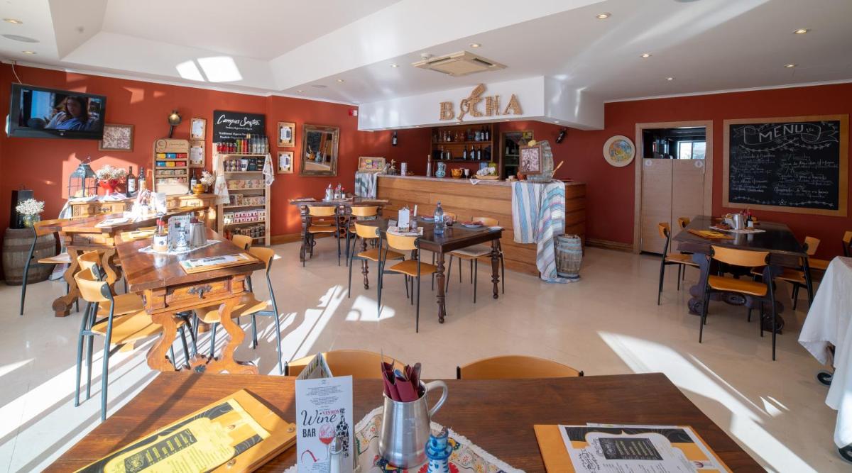 Um restaurante ou outro lugar para comer em Vila Petra
