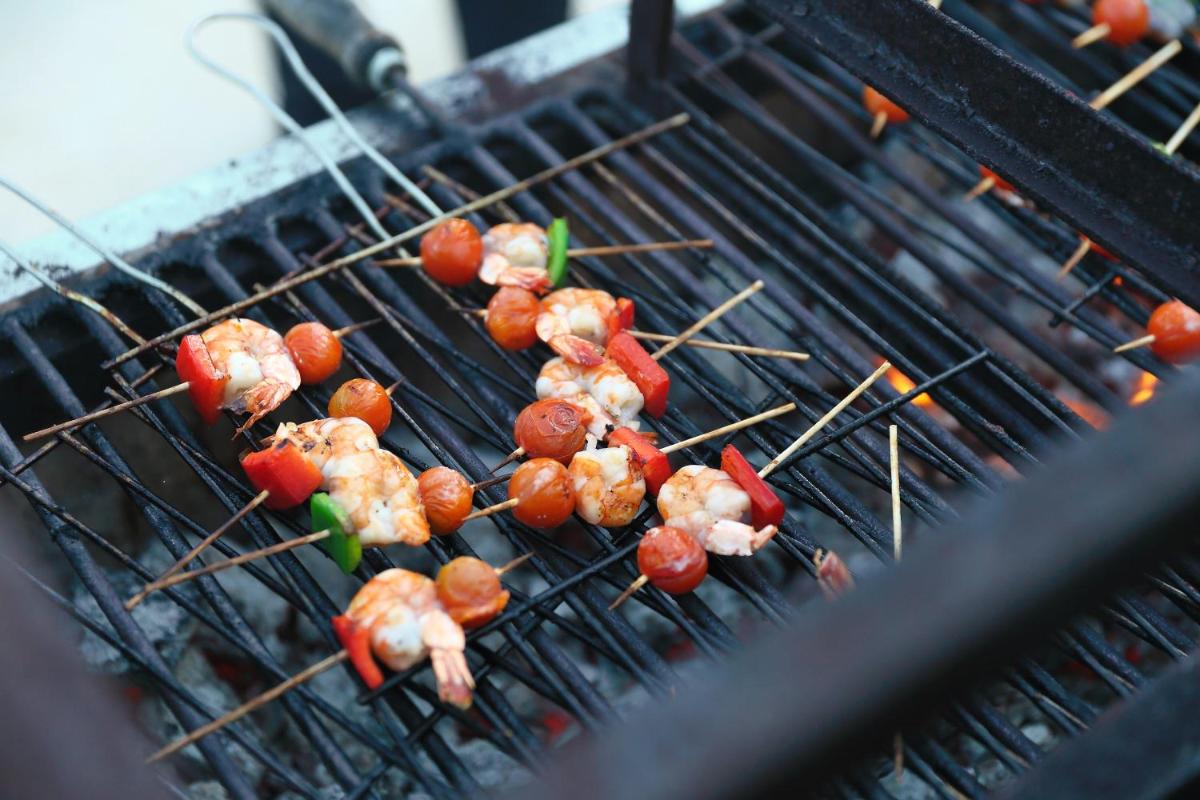 As comodidades para churrasco disponíveis para os clientes deste aparthotel