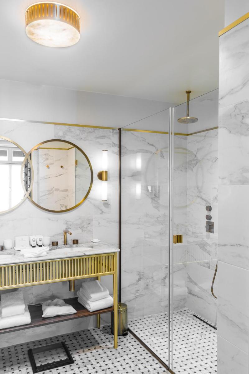 Salle de bains dans l'établissement Grand Powers Hotel