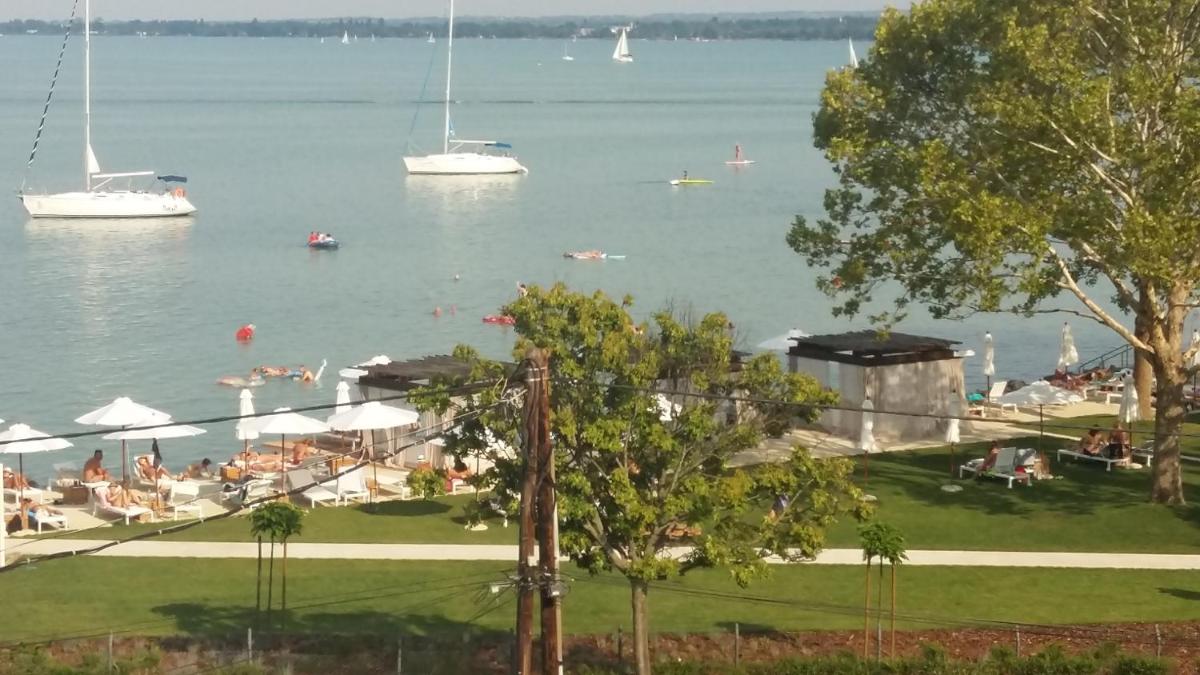 Lakeside Apartment - Housity