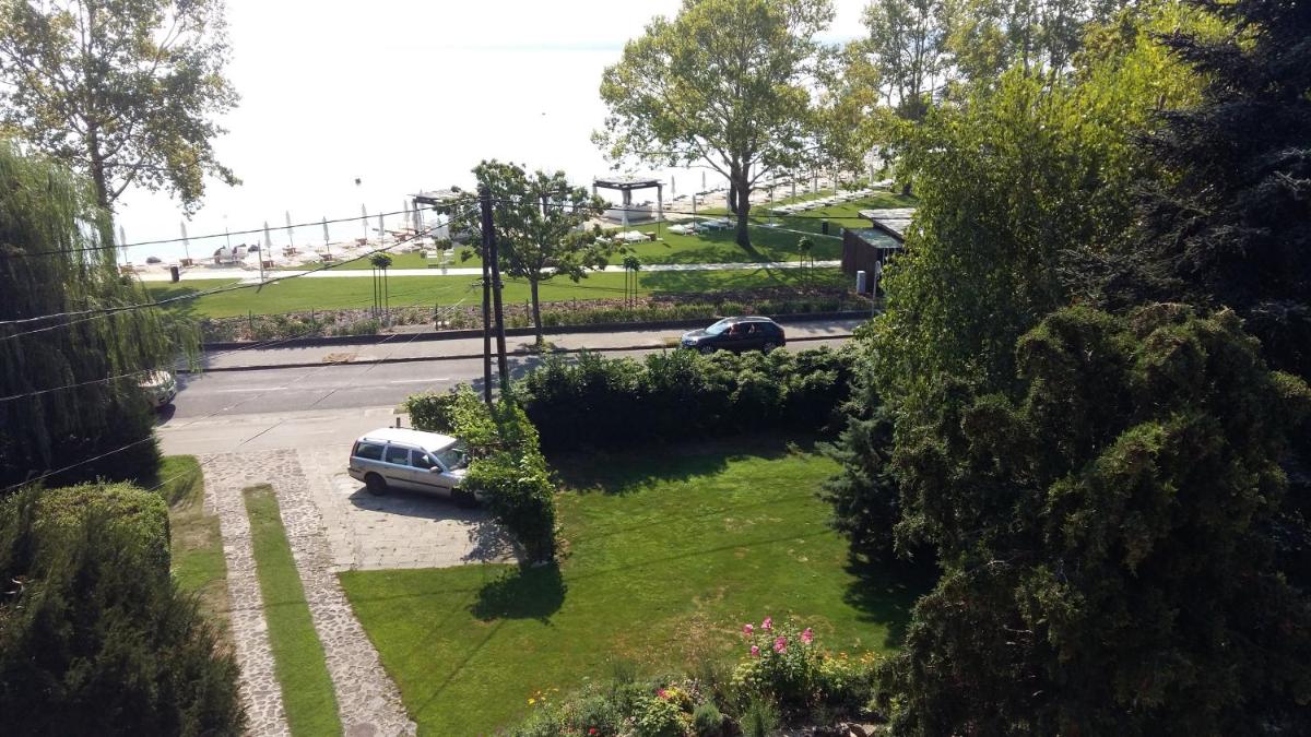 Lakeside Apartment - Housity