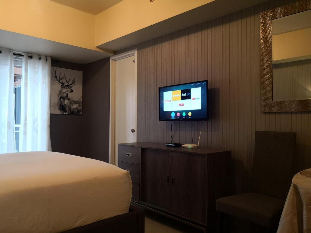 Centrio Tower Beside Ayala Studio Unit with Balcony 23 - Housity