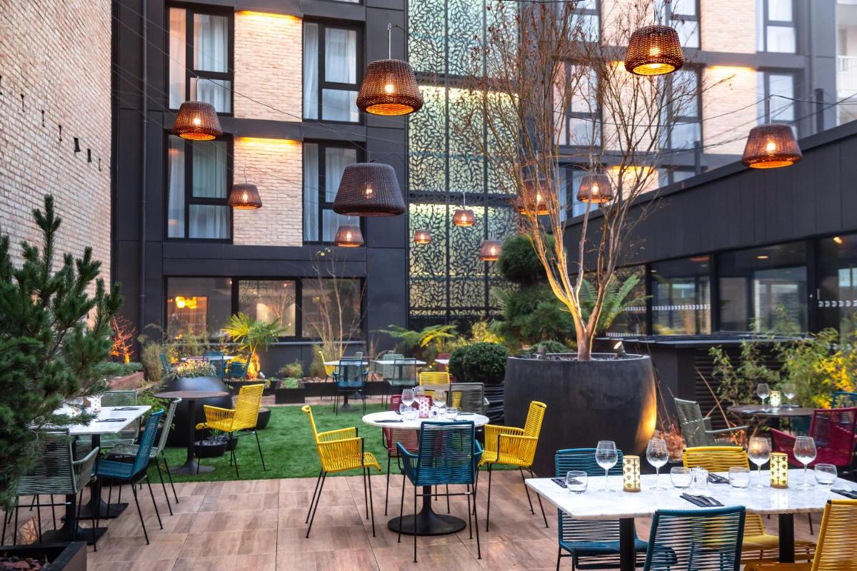 Restaurant ou autre lieu de restauration dans l'établissement voco Strasbourg Centre - The Garden by IHG