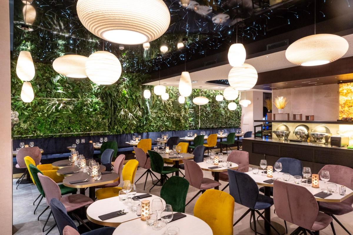 Restaurant ou autre lieu de restauration dans l'établissement voco Strasbourg Centre - The Garden by IHG