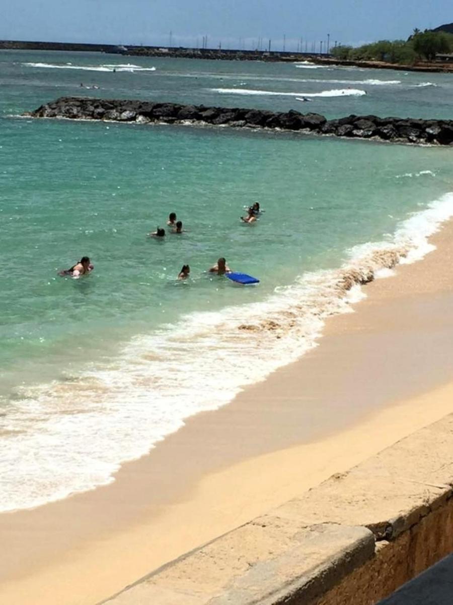 Puaehukai Beach House next to white sandy beach - Housity