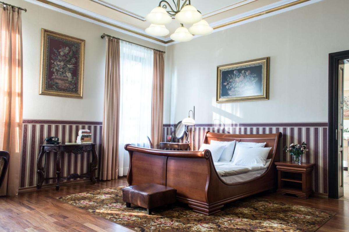 Pałac w Małkowie - Housity