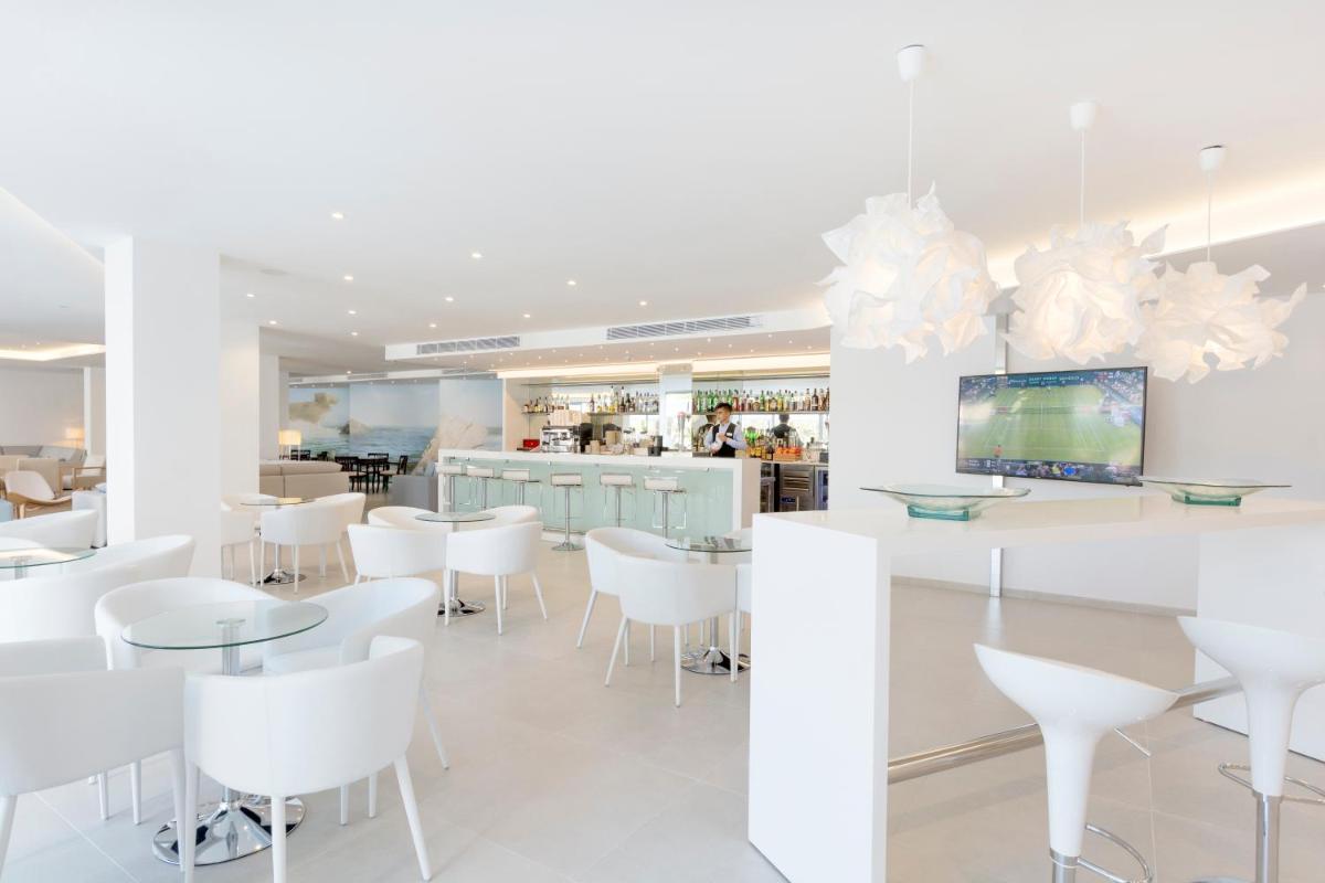 Un restaurante o sitio para comer en Reverence Mare Hotel - Adults Only