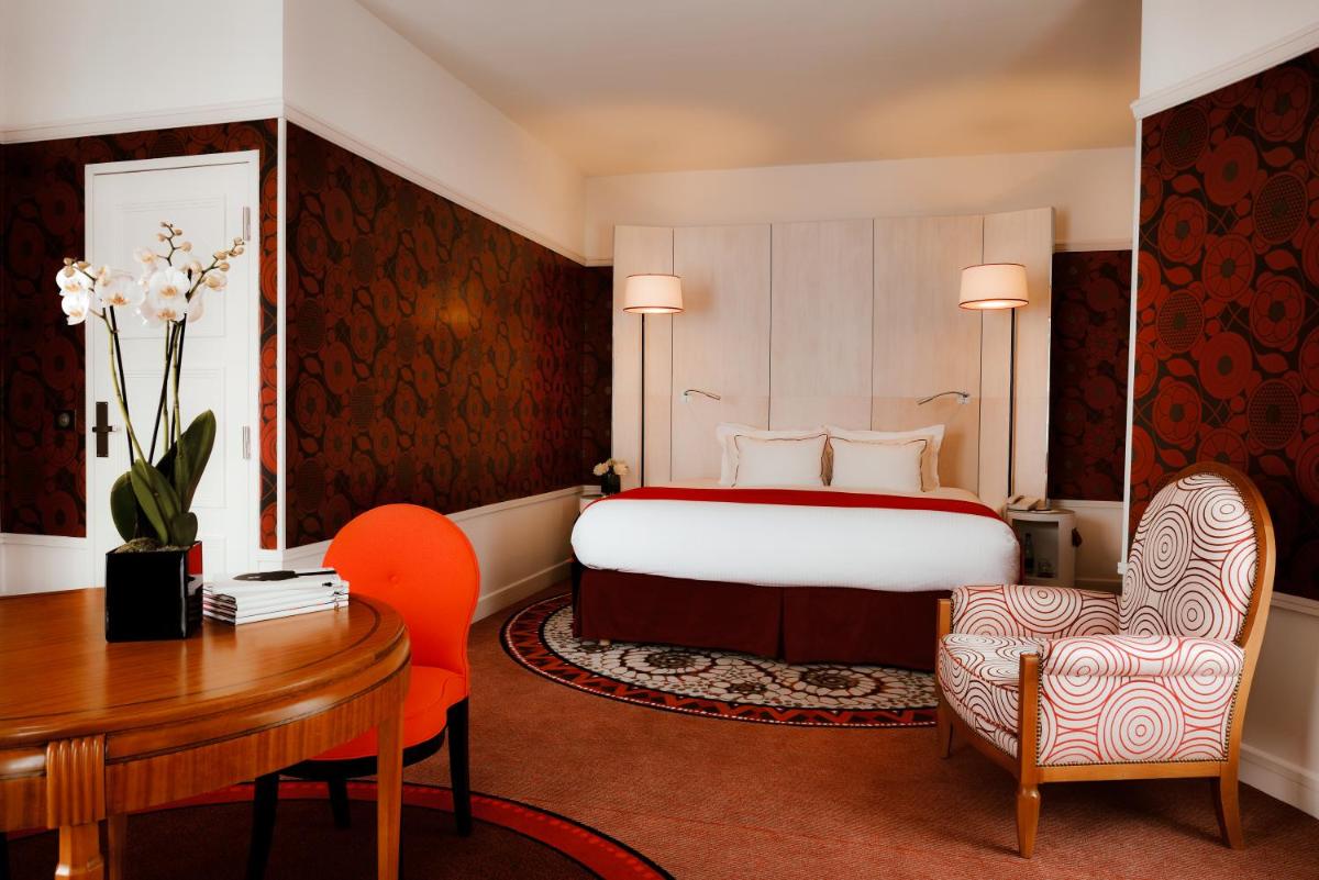 une chambre d'hôtel avec un lit et un bureau dans l'établissement Carlton Hotel Lyon - MGallery Collection, à Lyon 103 autres photos